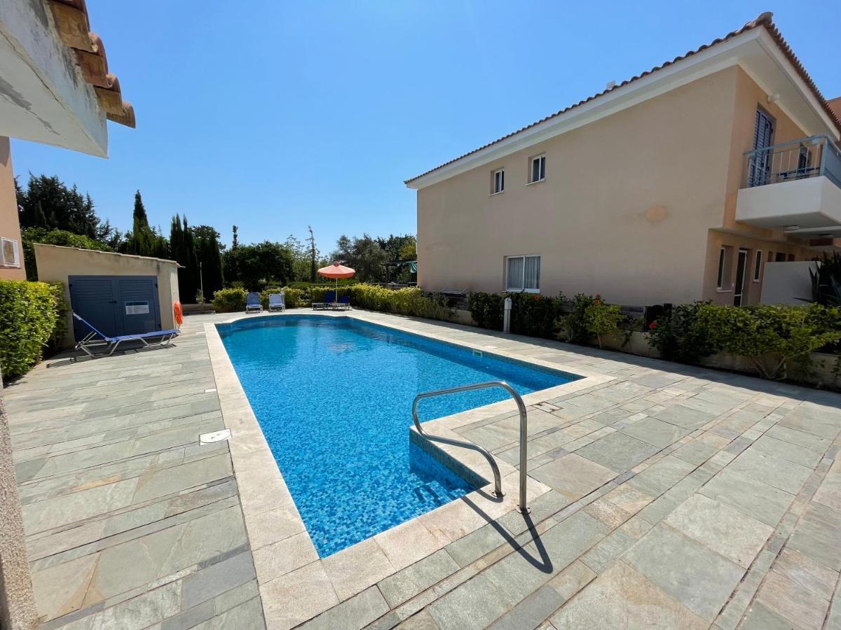 Iris Village Grand Apartment Paphos Ngoại thất bức ảnh