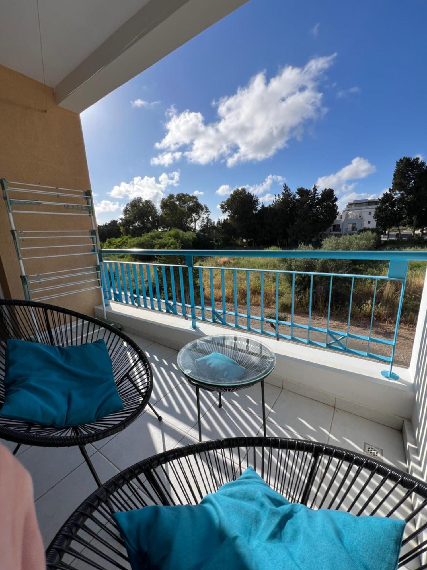 Iris Village Grand Apartment Paphos Ngoại thất bức ảnh