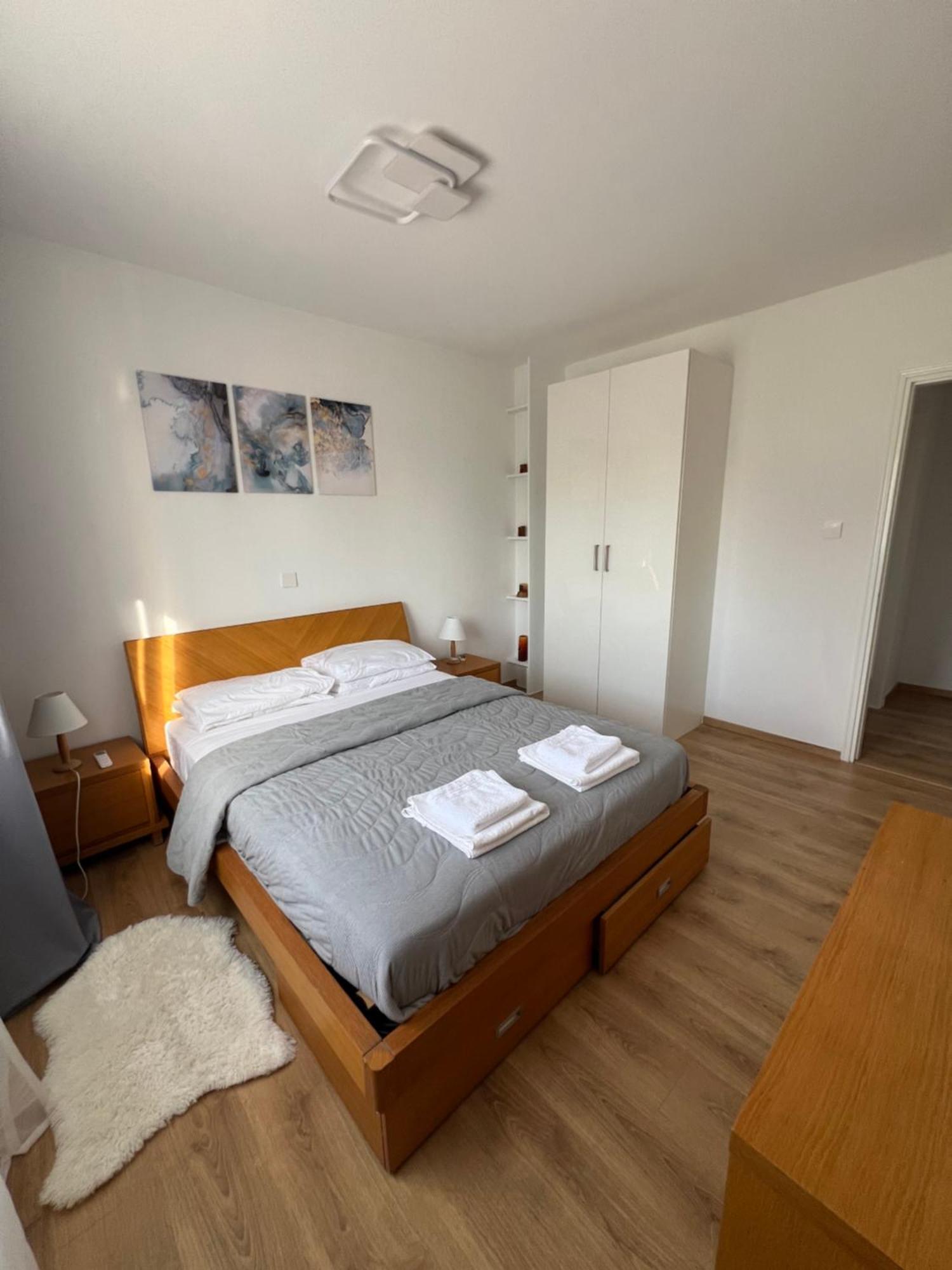 Iris Village Grand Apartment Paphos Ngoại thất bức ảnh