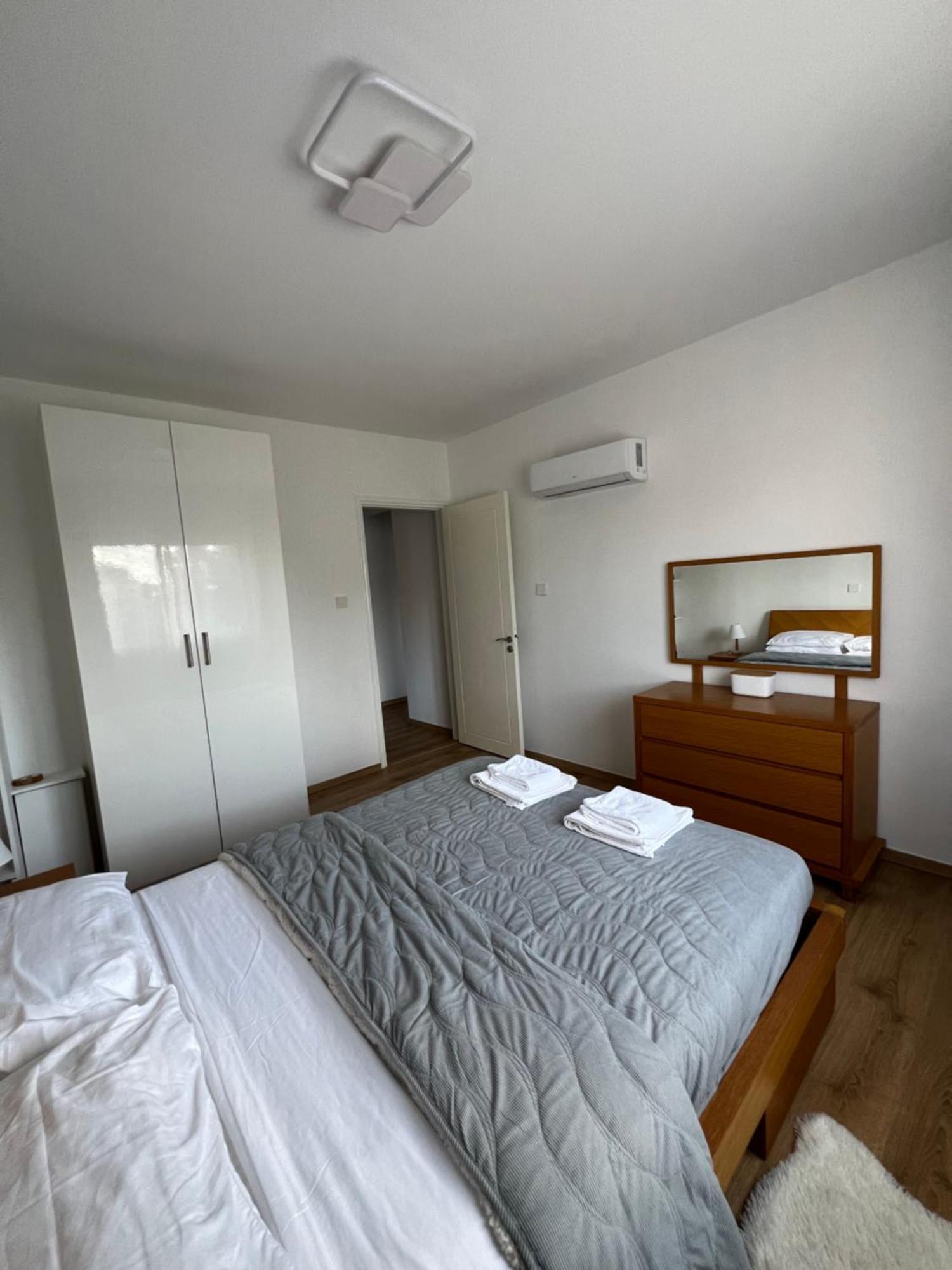 Iris Village Grand Apartment Paphos Ngoại thất bức ảnh